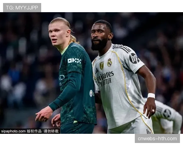 吕迪格“蛮牛冲撞”掀翻谢尔基，强硬防守风格引热议