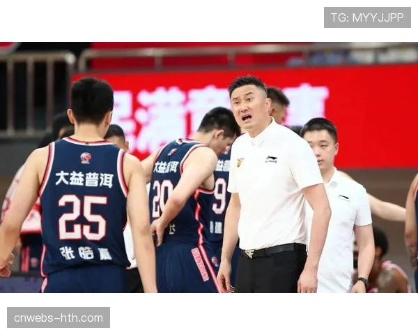 比赛暂停期间，杜锋指导在场边对年轻球员进行细致布置